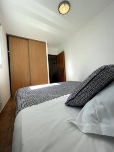 Posteľ alebo postele v izbe v ubytovaní Maison au calme avec piscine et climatisation