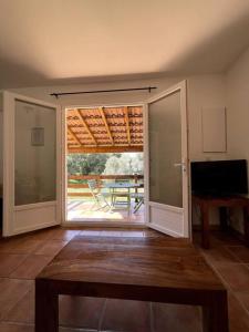 Televízia a/alebo spoločenská miestnosť v ubytovaní Maison au calme avec piscine et climatisation