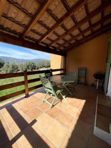 Balkón alebo terasa v ubytovaní Maison au calme avec piscine et climatisation