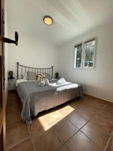 Posteľ alebo postele v izbe v ubytovaní Maison au calme avec piscine et climatisation