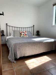 Posteľ alebo postele v izbe v ubytovaní Maison au calme avec piscine et climatisation