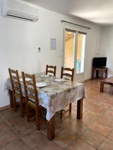 Televízia a/alebo spoločenská miestnosť v ubytovaní Maison au calme avec piscine et climatisation