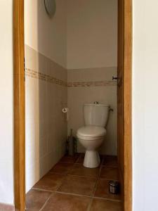 Kúpeľňa v ubytovaní Maison au calme avec piscine et climatisation