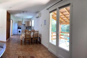 Kuchyňa alebo kuchynka v ubytovaní Maison au calme avec piscine et climatisation