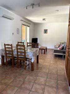 Televízia a/alebo spoločenská miestnosť v ubytovaní Maison au calme avec piscine et climatisation