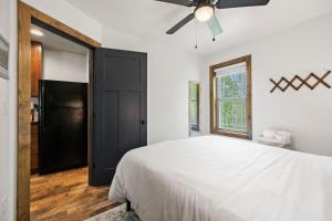 um quarto com uma cama e uma ventoinha de tecto em Serra Stays - "Casa di Cresta" em Lake Lure