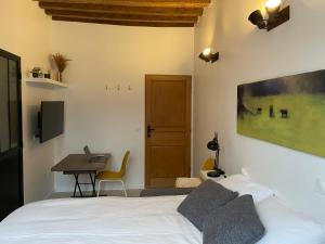 een slaapkamer met een bed, een tafel en een bureau bij Studio rénové et tres fonctionnel, Marly-le-Roi in Marly-le-Roi