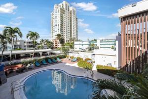 vista para a piscina num hotel com edifícios em Deco Boutique Hotel em Fort Lauderdale