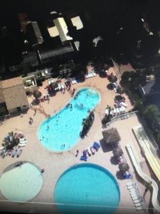 widok na basen w ośrodku w obiekcie Location mobile home 6 personnes a fréjus w Fréjus