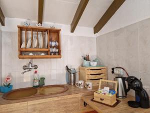 cocina con fregadero y encimera de madera en Casa Berna, en Masca