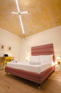 - une chambre avec un grand lit dans l'établissement Casa Aldrovandi: Elegante e in Centro Storico, à Bologne