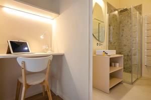 La salle de bains est pourvue d'un bureau et d'un ordinateur portable. dans l'établissement Casa Aldrovandi: Elegante e in Centro Storico, à Bologne