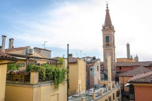 - une vue sur la ville et son clocher dans l'établissement Casa Aldrovandi: Elegante e in Centro Storico, à Bologne