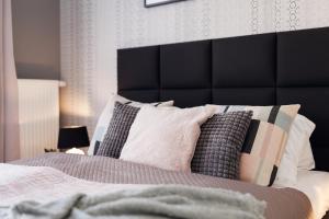 En eller flere senge i et værelse på LM APARTAMENTY PODGÓRNA Stare Miasto