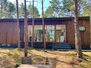 eine Hütte im Wald mit Bäumen in der Unterkunft BEACH HOUSE HUBERT in Undva