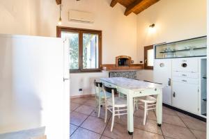 eine Küche mit einem weißen Tisch und Stühlen in der Unterkunft Casa Schiavoni in Forlì