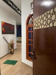 a room with a wooden door and a room with a room with at coin du repos in Oujda