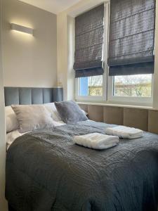 a bedroom with a bed with two towels on it at Przytulny Apartament niedaleko Radomskiego Centrum Sportu in Radom