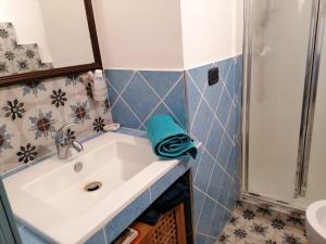 a bathroom with a sink and a shower at Casetta BLU in Siracusa
