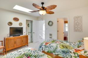 Una sala de estar con televisión y un sofá. en Dreamy Catalina Island Home, Walk to Beach and Ferry, en Avalon