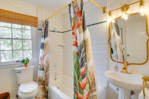 Un baño con bañera, inodoro y lavabo. en Dreamy Catalina Island Home, Walk to Beach and Ferry, en Avalon 27 fotos más