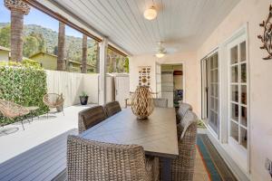 un patio con mesa de madera y sillas en Dreamy Catalina Island Home, Walk to Beach and Ferry, en Avalon