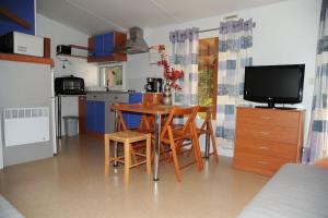 Kuchyň nebo kuchyňský kout v ubytování Mobil Home + dépendance dans jolie parc privé + 8 fotografií