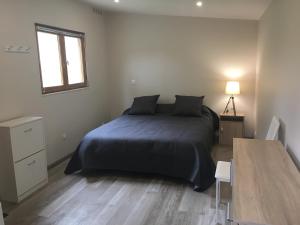 Postel nebo postele na pokoji v ubytování Mobil Home + dépendance dans jolie parc privé