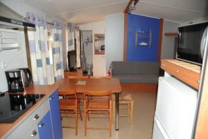 Kuchyň nebo kuchyňský kout v ubytování Mobil Home + dépendance dans jolie parc privé