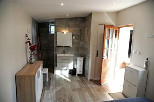 Koupelna v ubytování Mobil Home + dépendance dans jolie parc privé