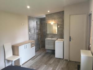 Koupelna v ubytování Mobil Home + dépendance dans jolie parc privé