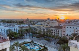 a view of a city at sunset at New York Style Luxury 3 dormitorios in Jerez de la Frontera
