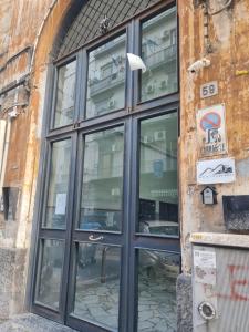 una grande porta nera sul lato di un edificio di Naples Station House a Napoli