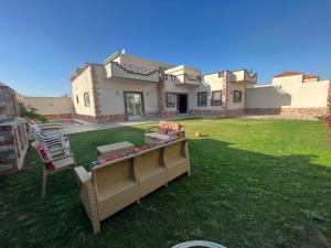 a backyard of a house with a lawn at Nubian Villa with Private Pool in Naj‘ al Aḩwāl
