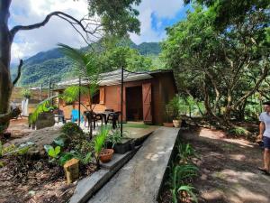 una cabina nel bosco con tavolo e alberi di La Caz à Irène a Saint-Joseph