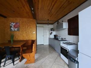 uma pequena cozinha com uma mesa e um fogão em La Caz à Irène em Saint-Joseph