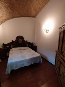 a bedroom with a bed and a light on the wall at Palazzo Turro Bed & Breakfast in Podenzano