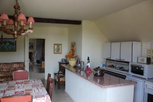 una cocina con encimera y mesa y una cocina sin intención en Apartment Route du Vin Centre Alsace, en Orschwiller