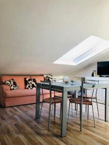 un soggiorno con tavolo, sedie e divano di Appartamento Alcoba a Pontedera