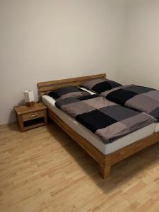 ein Schlafzimmer mit einem Bett und einem Nachttisch in der Unterkunft Bennstedt 1 in Salzatal