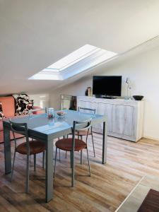 Televízia a/alebo spoločenská miestnosť v ubytovaní Appartamento Alcoba + 16 fotografií