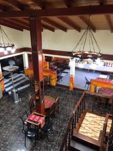uma vista superior de um restaurante com mesas e cadeiras em Hotel Los Cuartos em Tafí del Valle