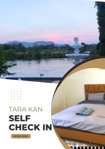 - un lit avec vue sur la rivière dans l'établissement Tara Kan Resort, à Ban Nong Hin