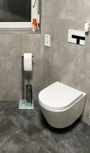 a bathroom with a white toilet in a room at Ferienwohnung an der Allee in Memmingen in Memmingen