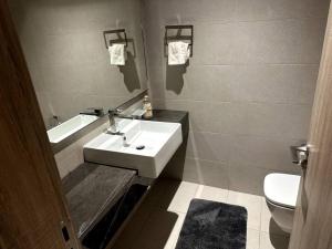 Ένα μπάνιο στο Cozy Al Raha Beach Home +9 φωτογραφίες