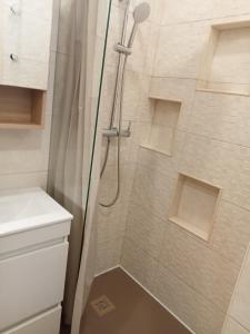 La salle de bains est pourvue d'une douche avec une porte en verre. dans l'établissement Porta Nova Guesthouse by R-Tex, à Tavira
