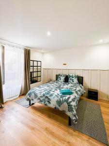 A bed or beds in a room at Appart'Hotel Le Tilleul - NETFLIX, JARDIN ET FIBRE OPTIQUE