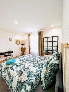 A bed or beds in a room at Appart'Hotel Le Tilleul - NETFLIX, JARDIN ET FIBRE OPTIQUE