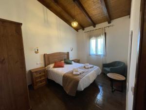 Ένα ή περισσότερα κρεβάτια σε δωμάτιο στο APARTAMENTOS DOÑA JIMENA DEL AMBROZ 4 Estrellas complejo único en el centro del pueblo +54 φωτογραφίες