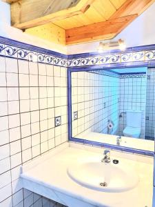 ein Badezimmer mit Waschbecken, Spiegel und Toilette in der Unterkunft Praia Baluarte by Serendipia Turismo in San Pedro